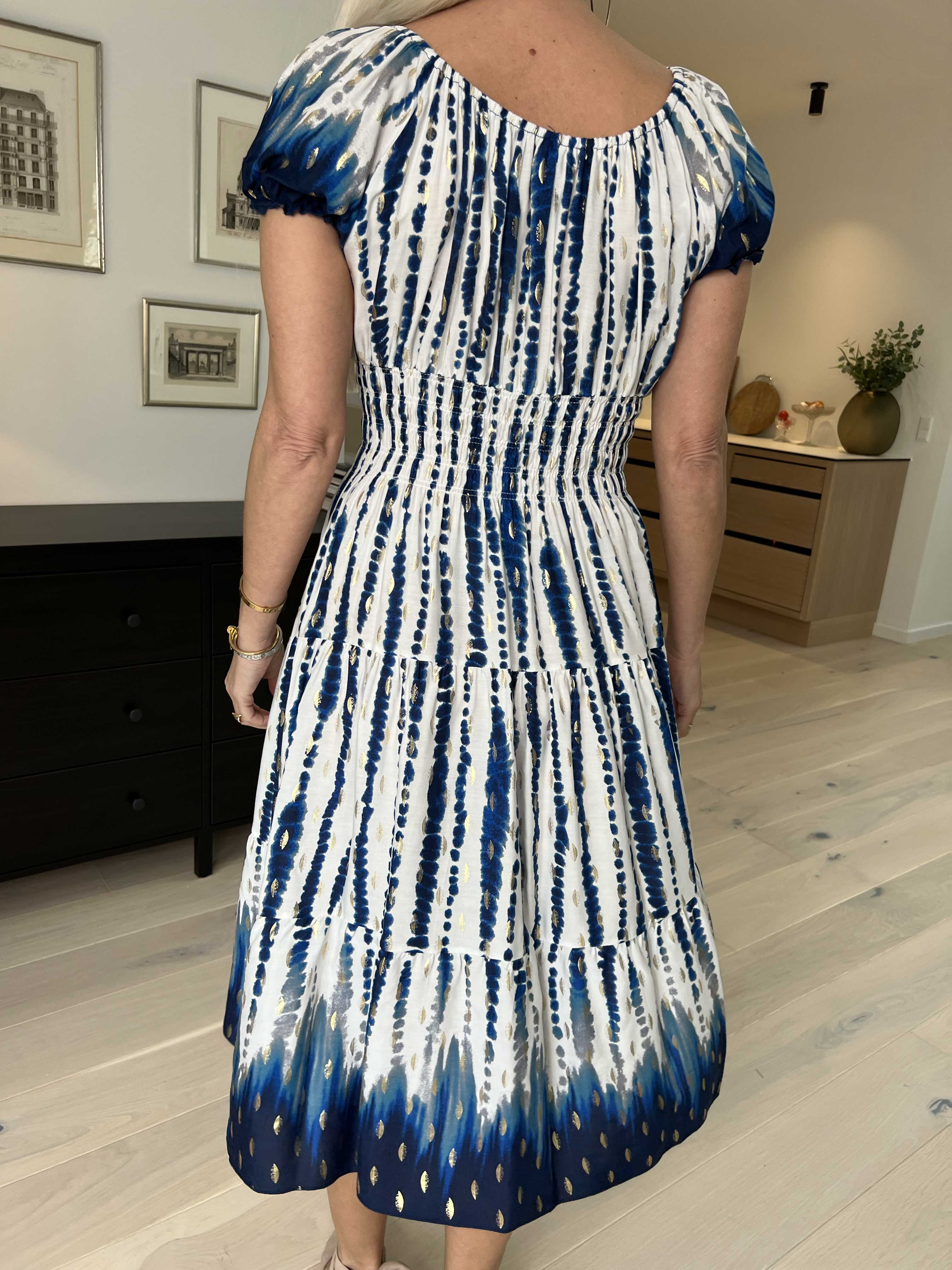 Lea - Söt klänning med smockad midja och halsringning